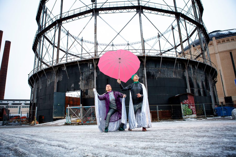 Näytelmän henkilöt maahan laskeutuneina